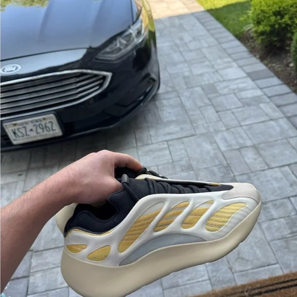 Brand New Yeezy V3 Safflower Size 10.5M - Picture 2 of 4